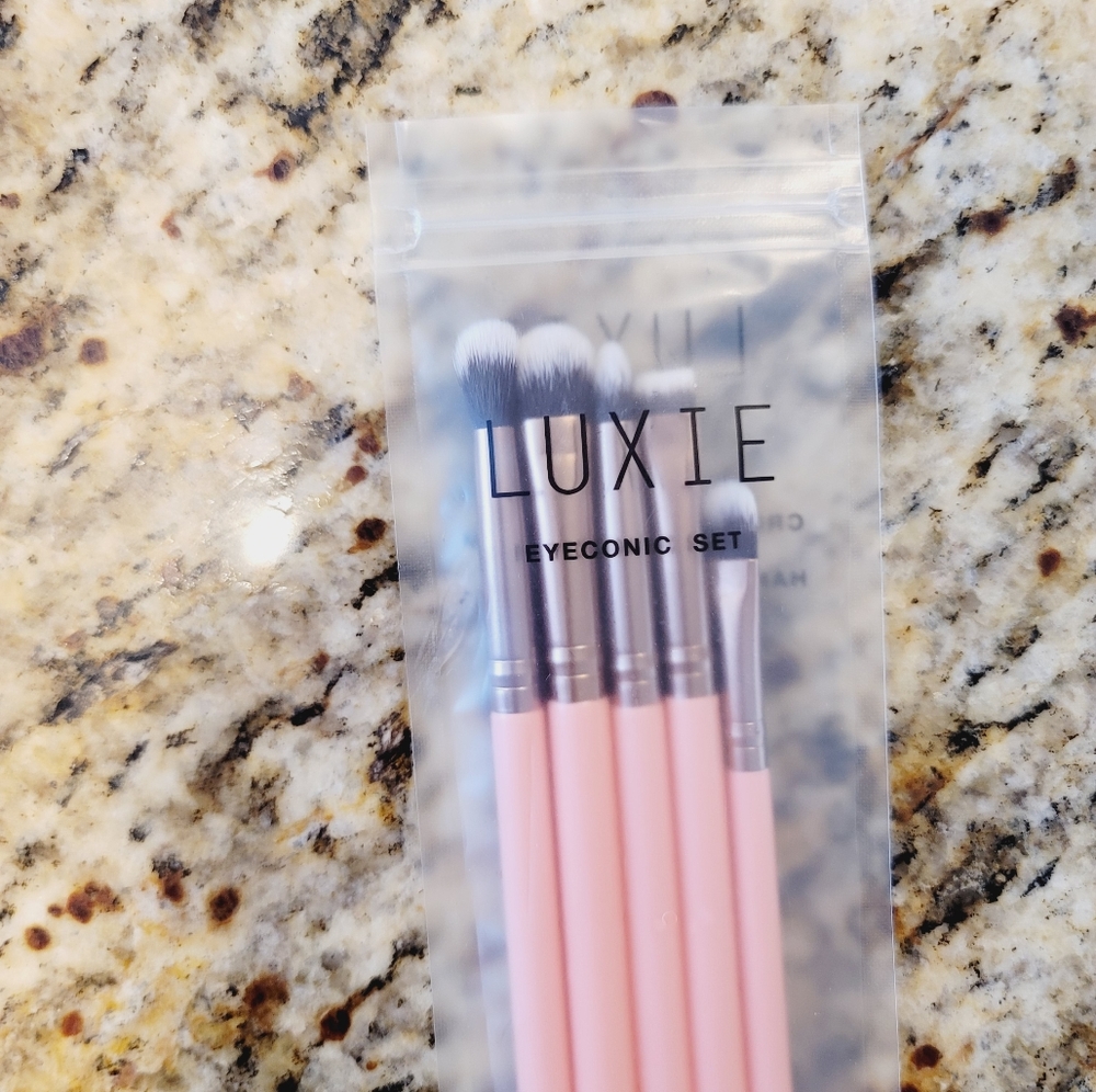 2 for $40 LUXIE 5 PIECE ROSE GOLD EYE BRUSH SET - Picture 9 of 13